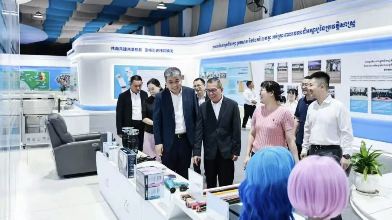 海南省商务厅代表团赴西港特区考察交流