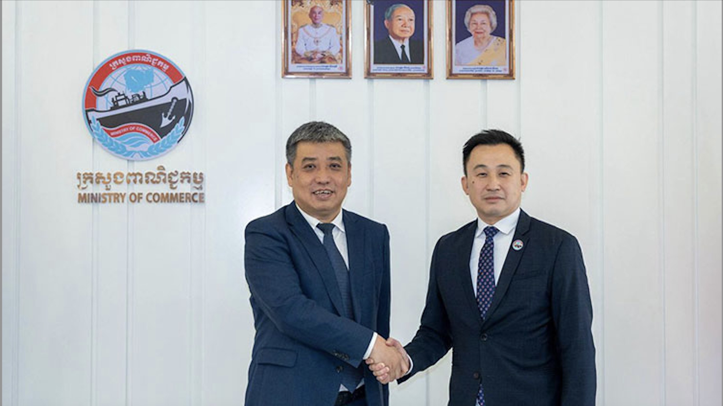 柬埔寨商务部国务秘书林洛比塞与海南省商务厅厅长张斌举行会谈